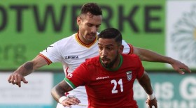 Iran's Ashkan Dejagah (R) challenges Montenegro's Marko Vesovic during a friendly soccer match in Hartberg May 26, 2014. REUTERS/Heinz-Peter Bader